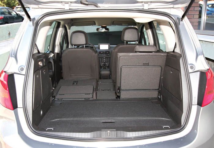 Με την αναδίπλωση του πίσω καθίσματος δημιουργείται μια μεγάλη επίπεδη επιφάνεια συνολικής χωρητικότητας 1.500 λίτρων.